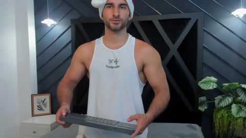 Snapshot of lorenzo_walker_ chatting on December 2024 05:43:02 PM L O R E N Z O Thumbs Up help online show from December 2024 05:43:02 PM