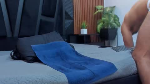  L O R E N Z O  Thumbs Up help  online show from October 2025 06:52:01 PM