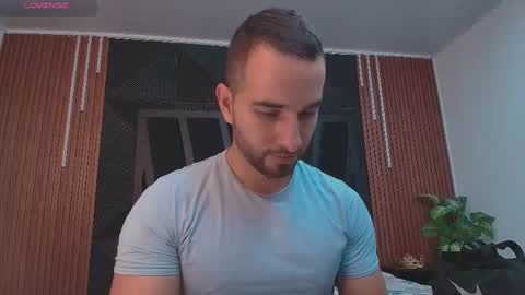  L O R E N Z O  Thumbs Up help  online show from May 2026 05:39:01 PM