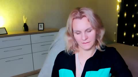 Snapshot of louisa_bay chatting on December 2024 07:12:01 PM Louisa online show from December 2024 07:12:01 PM