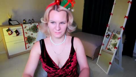 Snapshot of louisa_bay chatting on December 2024 07:40:02 AM Louisa online show from December 2024 07:40:02 AM
