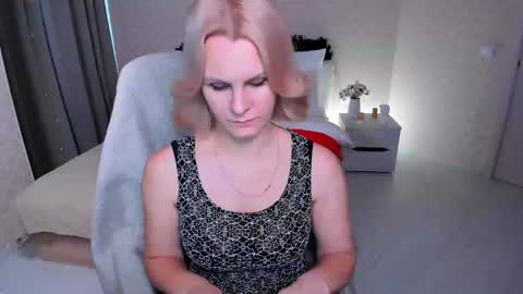 Snapshot of louisa_bay chatting on December 2024 10:53:02 AM Louisa online show from December 2024 10:53:02 AM