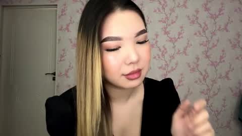 Snapshot of louise_kiss_ chatting on March 2026 06:08:01 AM Loulse online show from March 2026 06:08:01 AM