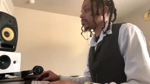 Snapshot of love4heelz chatting on January 2025 09:52:02 PM Prynce online show from January 2025 09:52:02 PM
