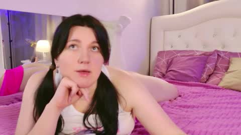 Monika online show from November 2025 10:37:02 AM