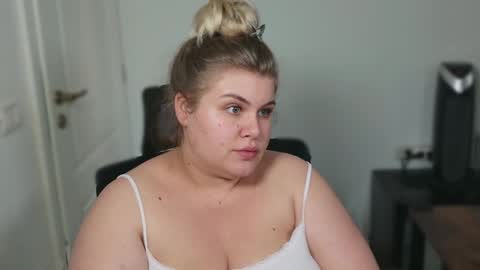 Snapshot of love_wiggy18 chatting on September 2025 02:10:01 PM Ally online show from September 2025 02:10:01 PM