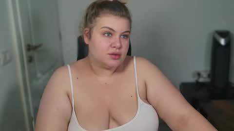 Snapshot of love_wiggy18 chatting on October 2025 05:49:02 AM Ally online show from October 2025 05:49:02 AM