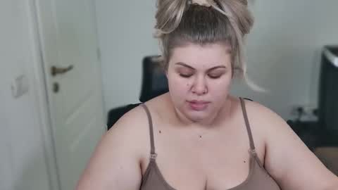 Snapshot of love_wiggy18 chatting on November 2025 07:09:01 AM Ally online show from November 2025 07:09:01 AM