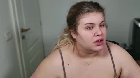 Snapshot of love_wiggy18 chatting on November 2025 07:42:02 AM Ally online show from November 2025 07:42:02 AM