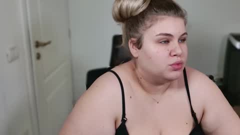 Snapshot of love_wiggy18 chatting on November 2025 07:40:01 AM Ally online show from November 2025 07:40:01 AM