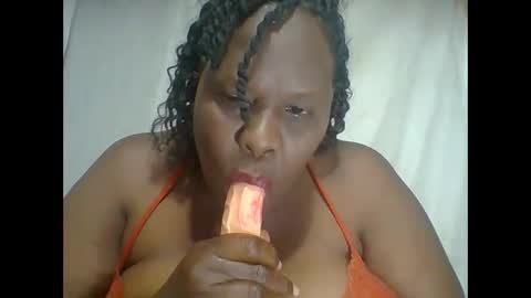 Lynn online show from December 2025 02:05:02 AM