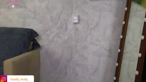 Molly online show from December 2025 05:52:01 PM