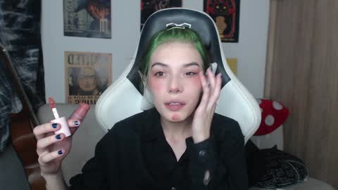 Snapshot of lovely_cass chatting on December 2024 10:43:02 PM Cassie online show from December 2024 10:43:02 PM