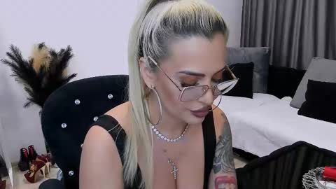 Snapshot of lovelyblondyxxx chatting on October 2025 12:34:01 AM PrAllinXXXa online show from October 2025 12:34:01 AM