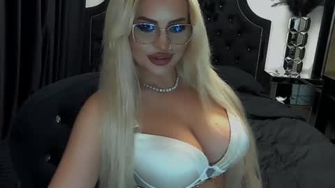 Snapshot of lovelyblondyxxx chatting on June 2026 10:21:02 PM PrAllinXXXa online show from June 2026 10:21:02 PM