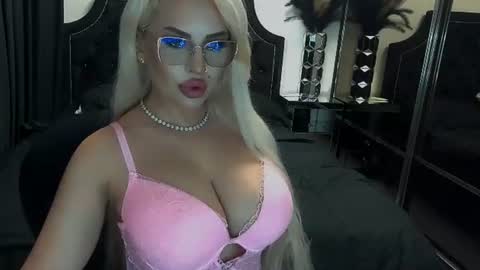 Snapshot of lovelyblondyxxx chatting on June 2026 10:52:02 PM PrAllinXXXa online show from June 2026 10:52:02 PM