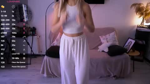 Anna online show from October 2025 10:27:02 AM