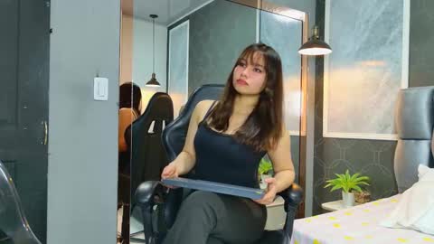 Snapshot of lovequinn_mjs chatting on November 2025 08:30:02 PM Love online show from November 2025 08:30:02 PM