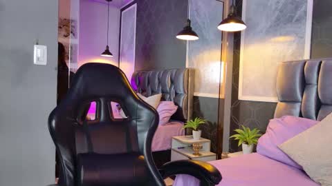 Snapshot of lovequinn_mjs chatting on November 2025 09:03:02 PM Love online show from November 2025 09:03:02 PM