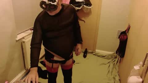 Snapshot of loves2dressup chatting on February 2026 10:57:02 PM Feelingsexy online show from February 2026 10:57:02 PM