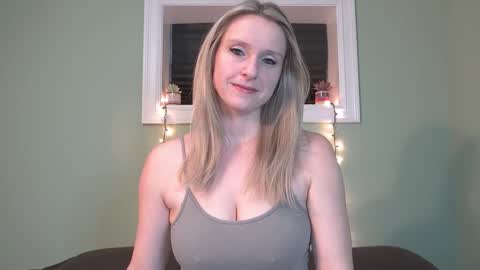 Snapshot of lovingsummer chatting on February 2025 10:36:02 PM Summer online show from February 2025 10:36:02 PM