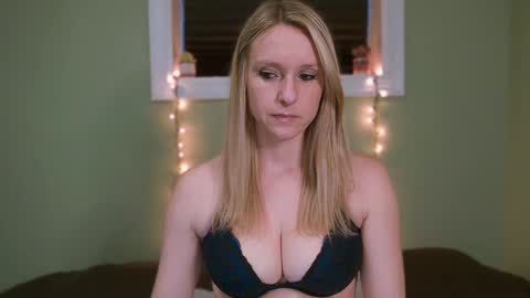 Snapshot of lovingsummer chatting on March 2025 09:35:01 PM Summer online show from March 2025 09:35:01 PM