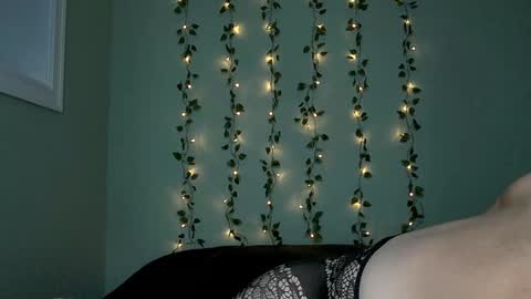 Snapshot of lovingsummer chatting on November 2025 10:43:02 PM Summer online show from November 2025 10:43:02 PM