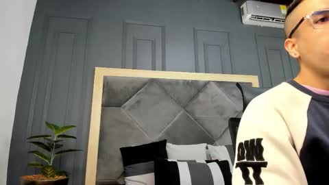 luca_morettii online show from November 2025 12:07:02 PM