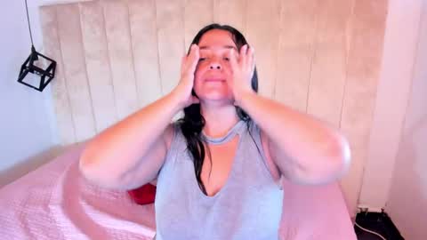 Lucia Vonne online show from September 2025 02:40:01 PM