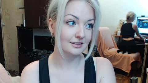 Snapshot of luckyshotgirl chatting on April 2026 02:00:02 PM LuckyShot online show from April 2026 02:00:02 PM