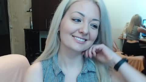 Snapshot of luckyshotgirl chatting on April 2026 01:45:01 PM LuckyShot online show from April 2026 01:45:01 PM