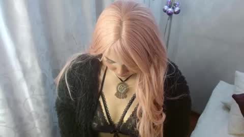 Im Lucy online show from December 2025 08:57:01 PM