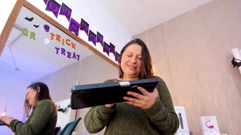 Lucy online show from October 2025 01:22:02 PM