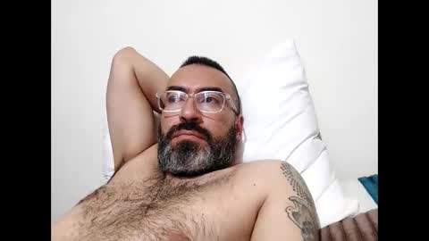 Snapshot of luis2988z chatting on January 2025 01:45:01 AM Hairyman online show from January 2025 01:45:01 AM