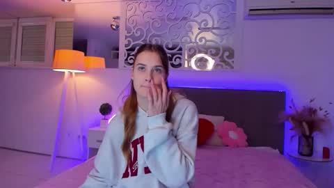 Snapshot of luisaclover chatting on December 2025 02:00:01 PM LuisaClover online show from December 2025 02:00:01 PM