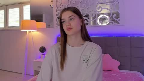 LuisaClover online show from June 2026 02:33:01 PM