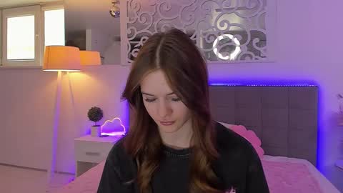 LuisaClover online show from June 2026 12:33:02 PM