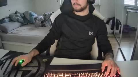 lukasschoetz online show from December 2024 12:45:02 PM