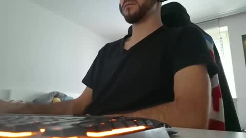 lukasschoetz online show from December 2025 10:57:01 AM