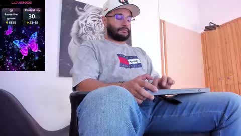 Snapshot of luke__09 chatting on October 2025 11:20:02 AM LUKE online show from October 2025 11:20:02 AM