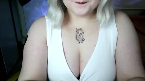 lulovia online show from February 2026 09:22:01 PM