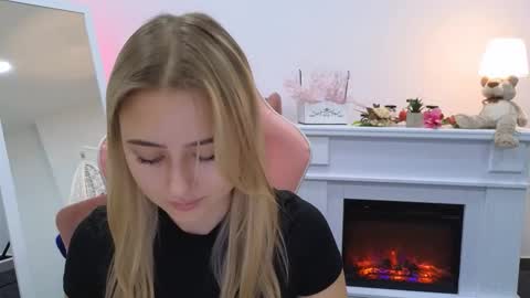 Snapshot of lulu___moon chatting on September 2025 01:12:01 PM Lily online show from September 2025 01:12:01 PM