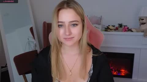 Snapshot of lulu___moon chatting on September 2025 10:27:01 AM Lily online show from September 2025 10:27:01 AM