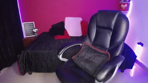 Snapshot of lulubigtitts chatting on December 2024 02:05:01 AM LuluBigTitts online show from December 2024 02:05:01 AM