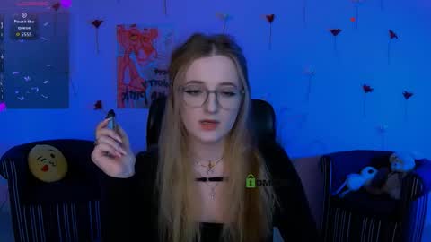 luna_berryy online show from April 2026 07:48:01 PM