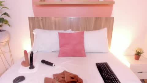 Snapshot of luna_blazze_ chatting on May 2026 12:35:01 PM L U N A online show from May 2026 12:35:01 PM
