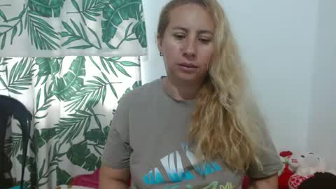 Snapshot of luna_fantasstic chatting on December 2024 12:33:02 PM lunafantastic online show from December 2024 12:33:02 PM