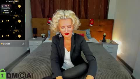 luna_lew1s online show from December 2025 09:15:01 AM