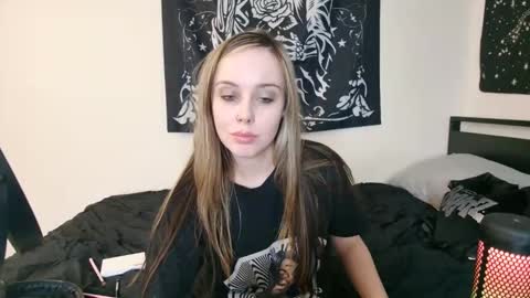 Luna online show from October 2025 10:21:02 PM