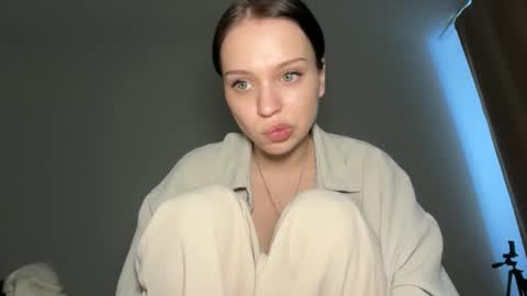 luna mona online show from February 2026 01:04:02 PM